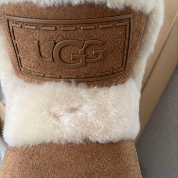 Brand new UGG Gorgeous Chillapeak genuine shearling Trimmed boot - Picture 2 of 9